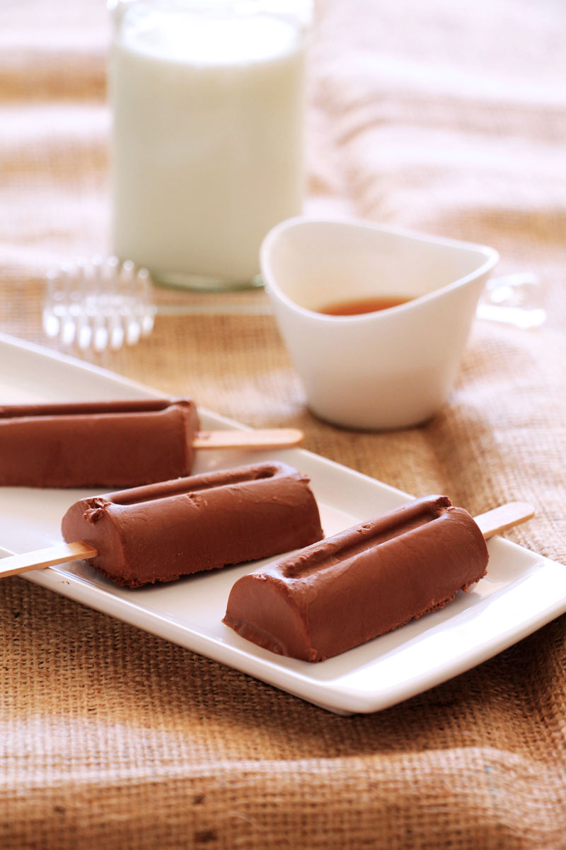 σοκολατένια παγωτάκια με φυστικοβούτυρο | theonewithallthetastes.com